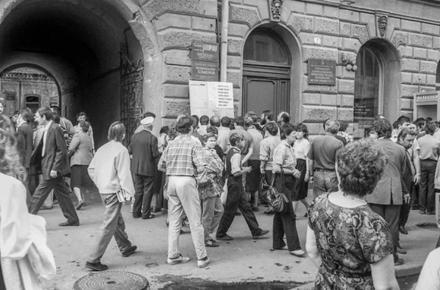 Нижегородцы читают «Ленинскую смену» в августе 1991 года Нижегородцы читают «Ленинскую смену» в августе 1991 года