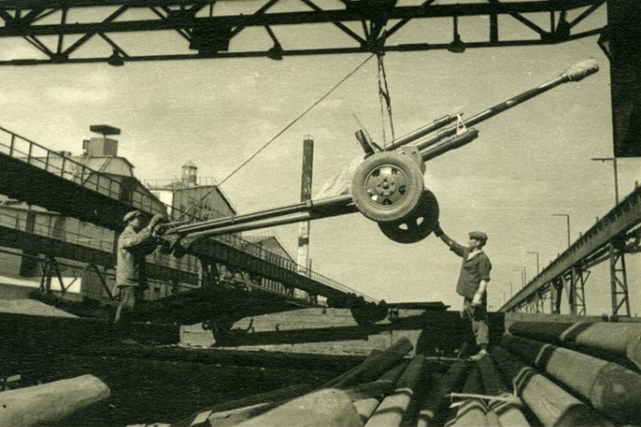 Артиллерийский завод ЗИС-3, 1942 год Артиллерийский завод ЗИС-3, 1942 год